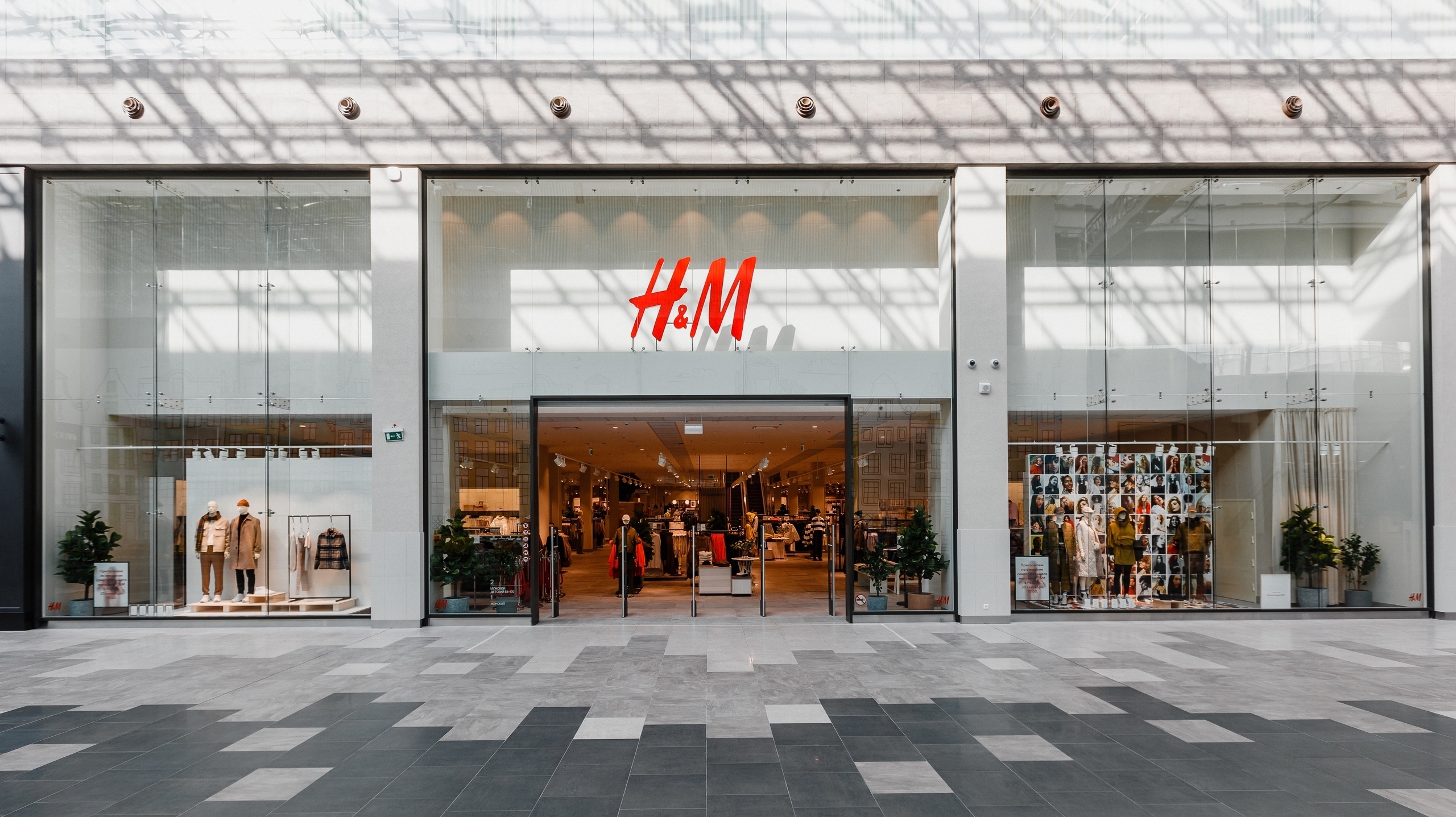 «Логистикаспецтранс» требует взыскать более 245 млн рублей с H&M