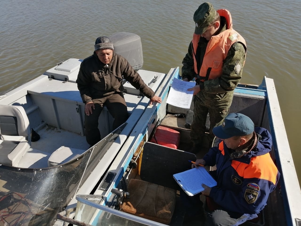 В Володарском районе у астраханцев проверили документы на маломерные суда 