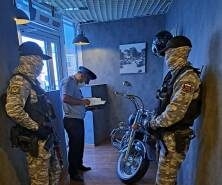 Мотоцикл из астраханского кальян-бара арестовали из-за долгов 