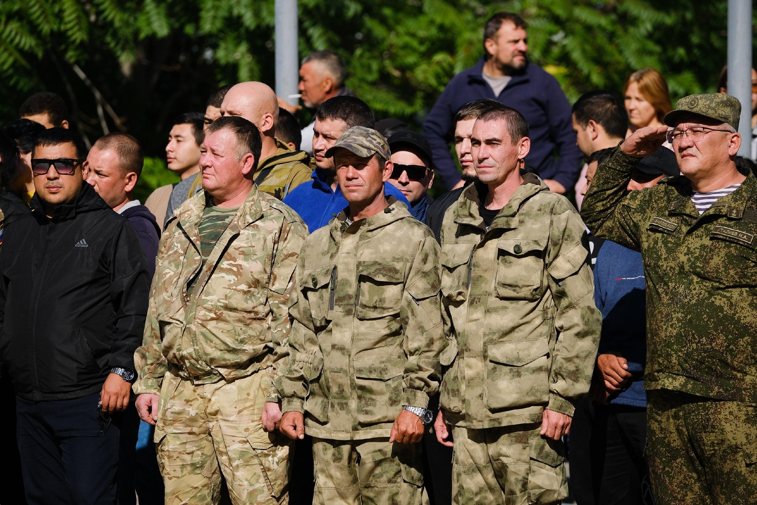 Сотни астраханцев стали военными добровольцами 