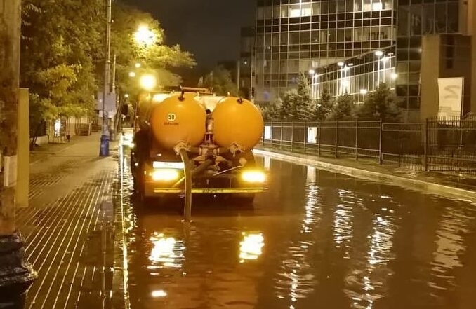 С улиц Астрахани откачали 408 «кубов» воды 