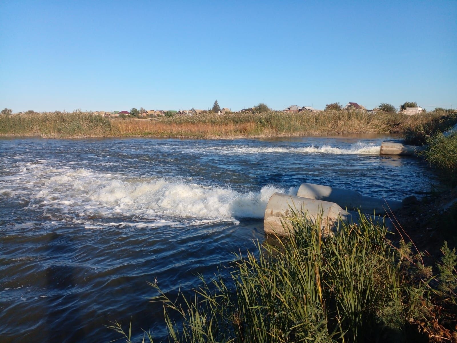 В маловодные районы Астраханской области начали подкачку воды 