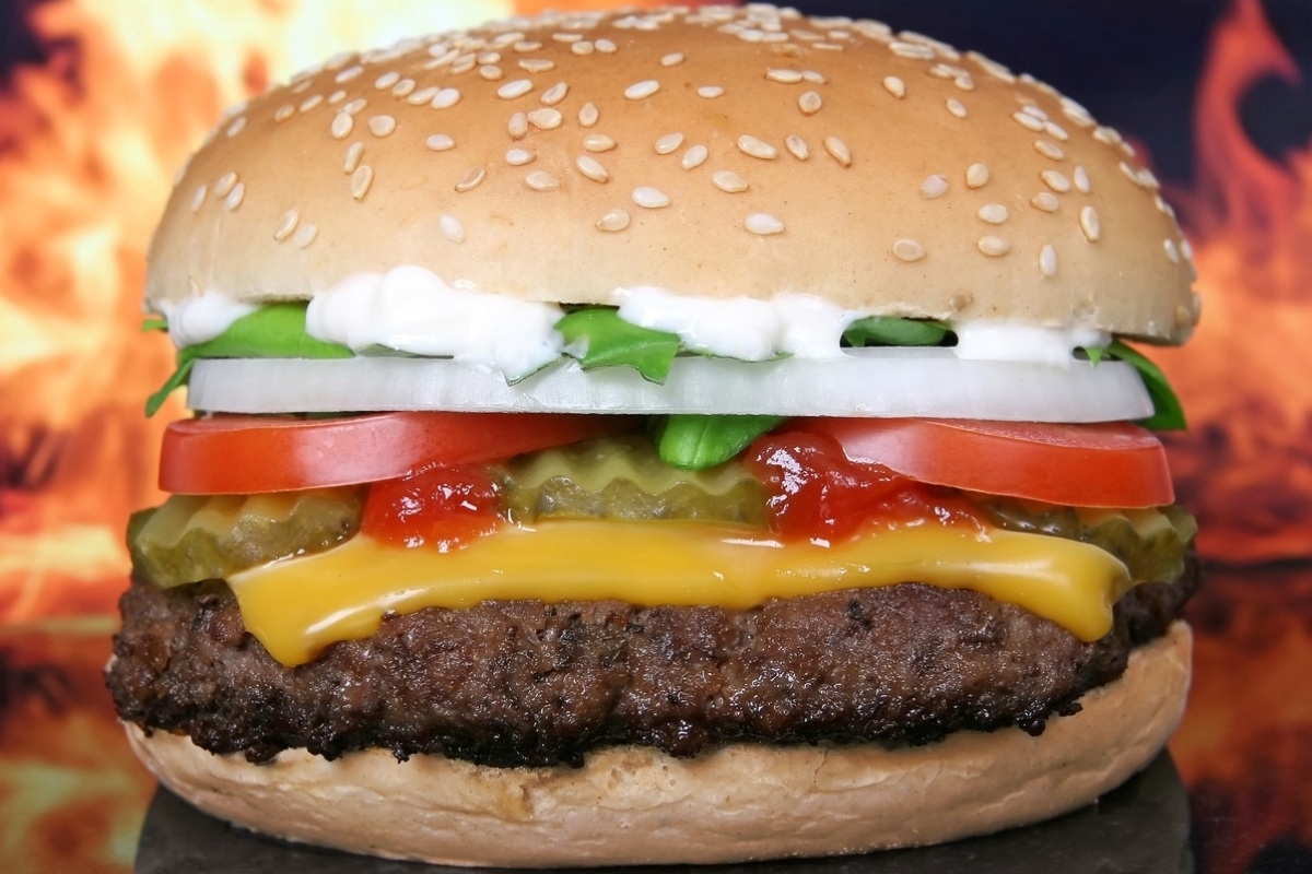 «Вкусно — и точка» с 20 октября повысит цены на бургеры из-за роста стоимости продуктов