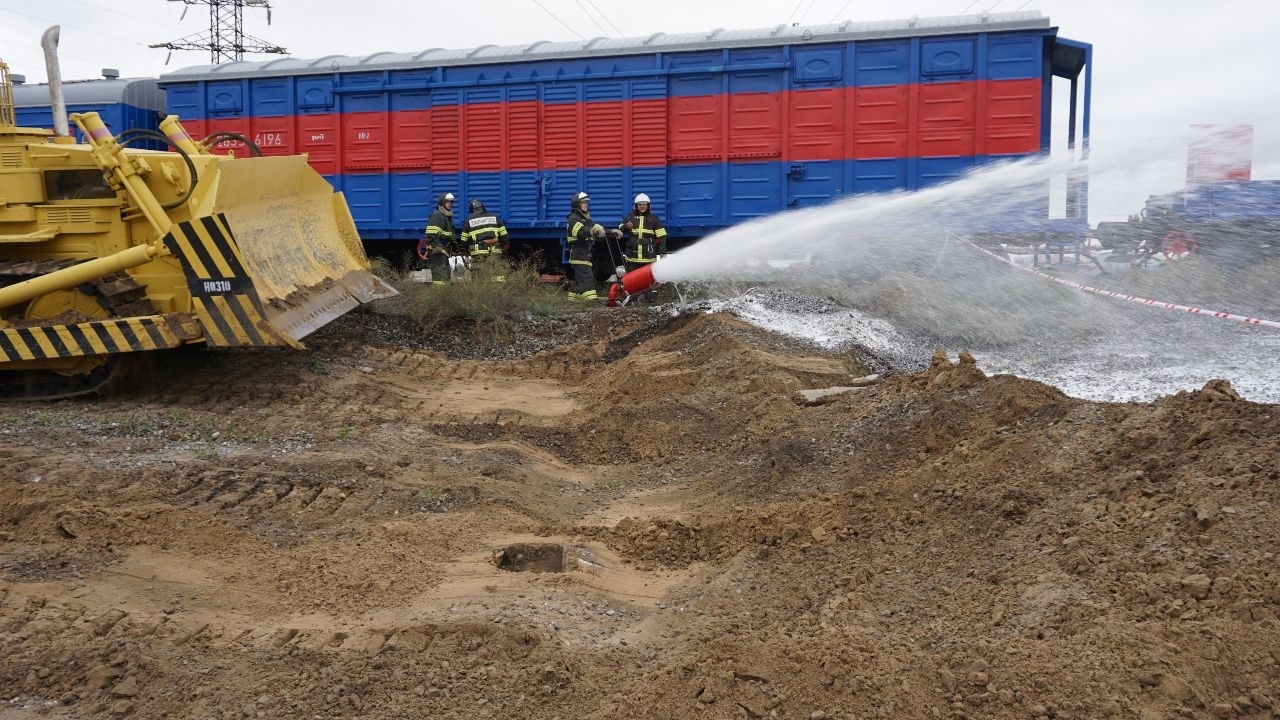 В Астрахани провели учения по ликвидации аварийного разлива нефтепродуктов