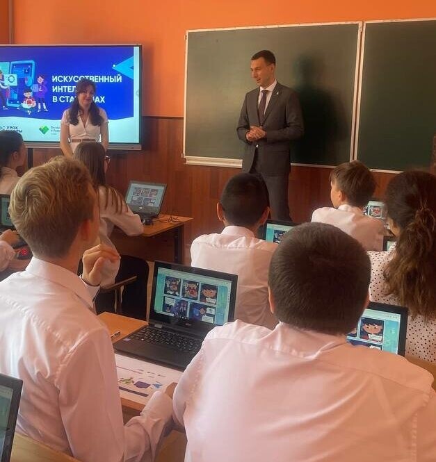 Астраханский министр принял участие в «Уроке цифры»