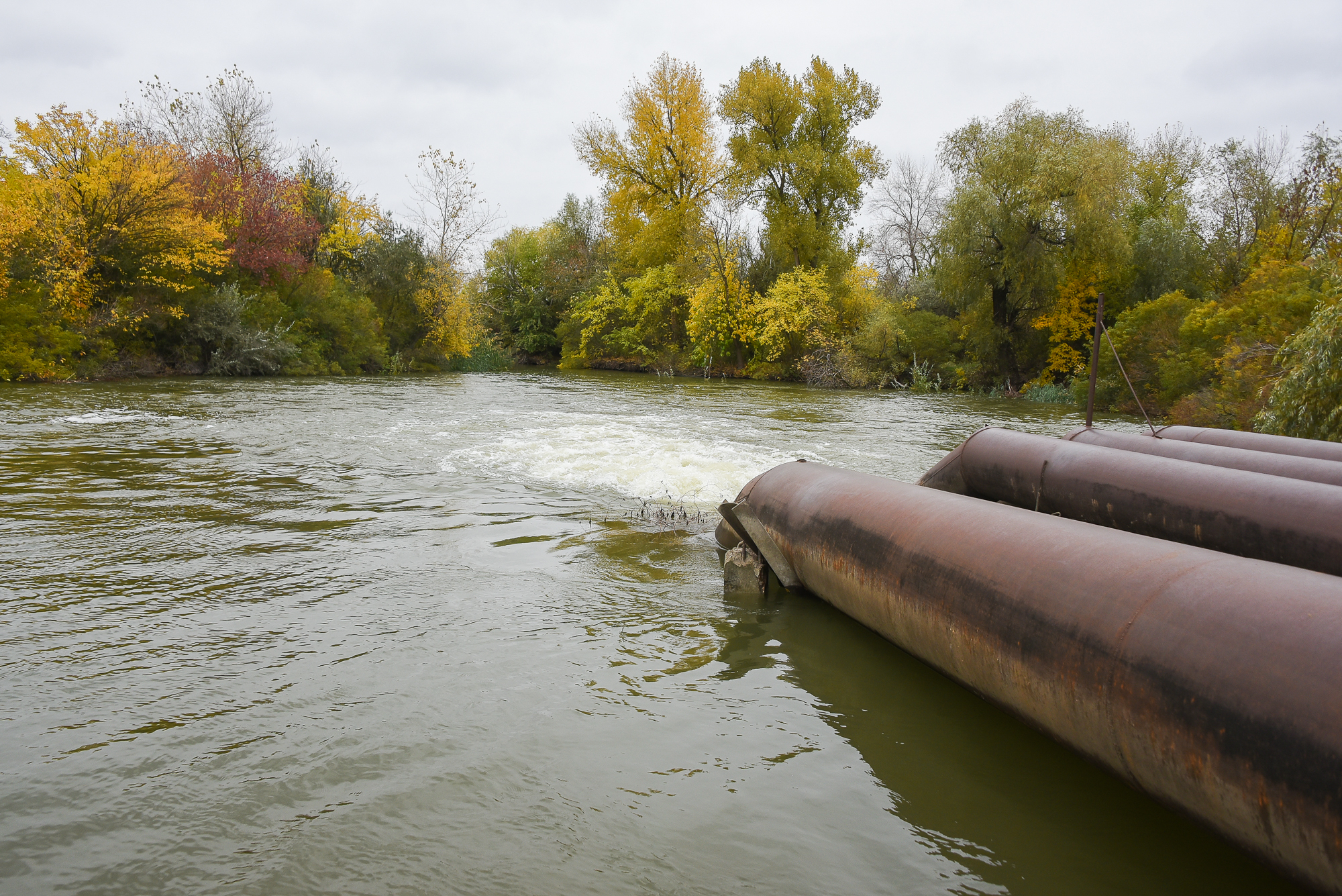 В проблемных водоемах Харабалинского района уровень воды поднялся на треть 