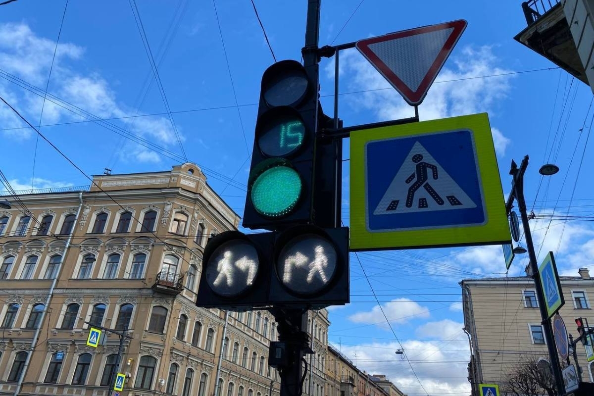 На Литейном проспекте установили новый светофор на месте нерегулируемого пешеходного перехода