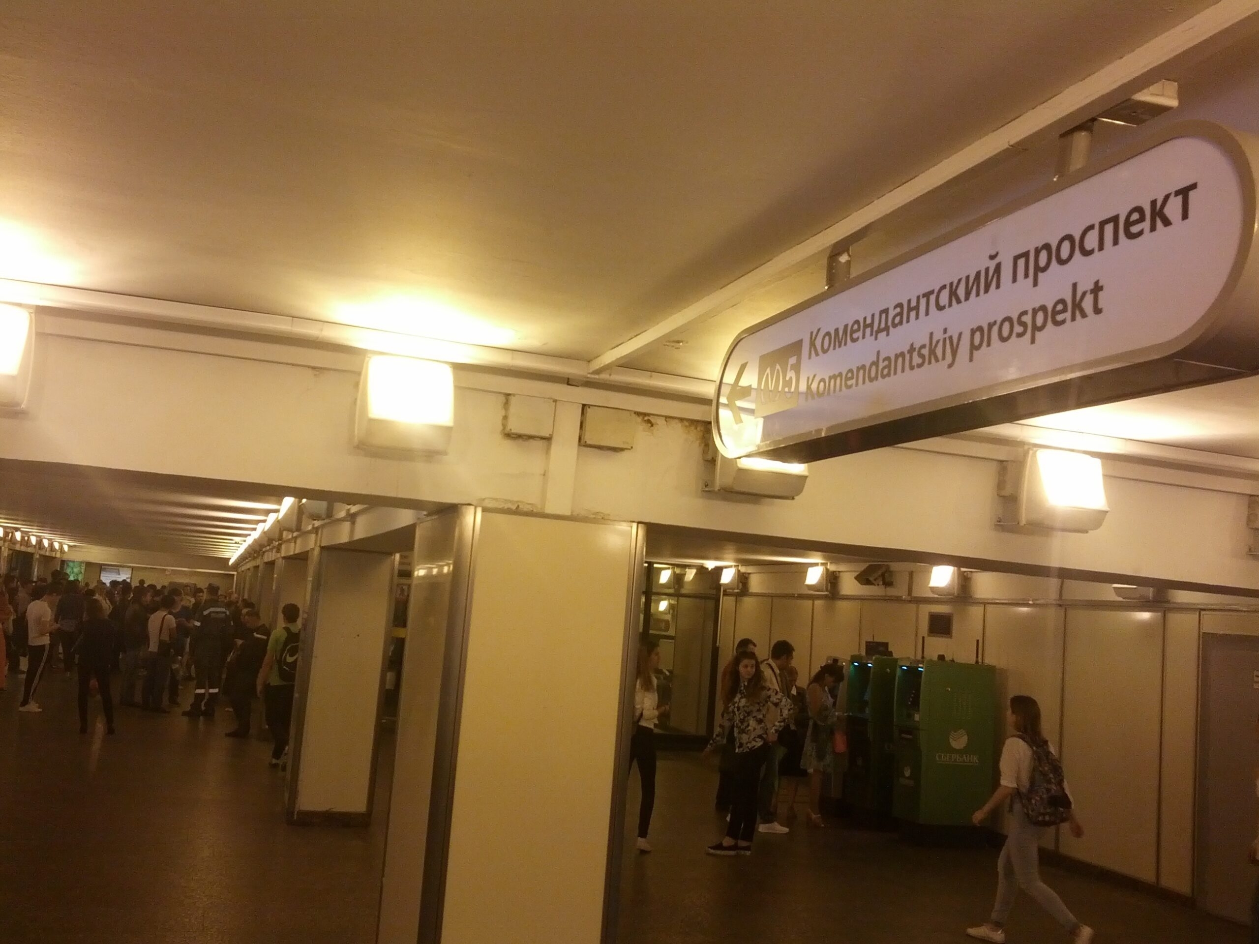 Жители Петербурга просят убрать из метро рекламу кафе «Буше»