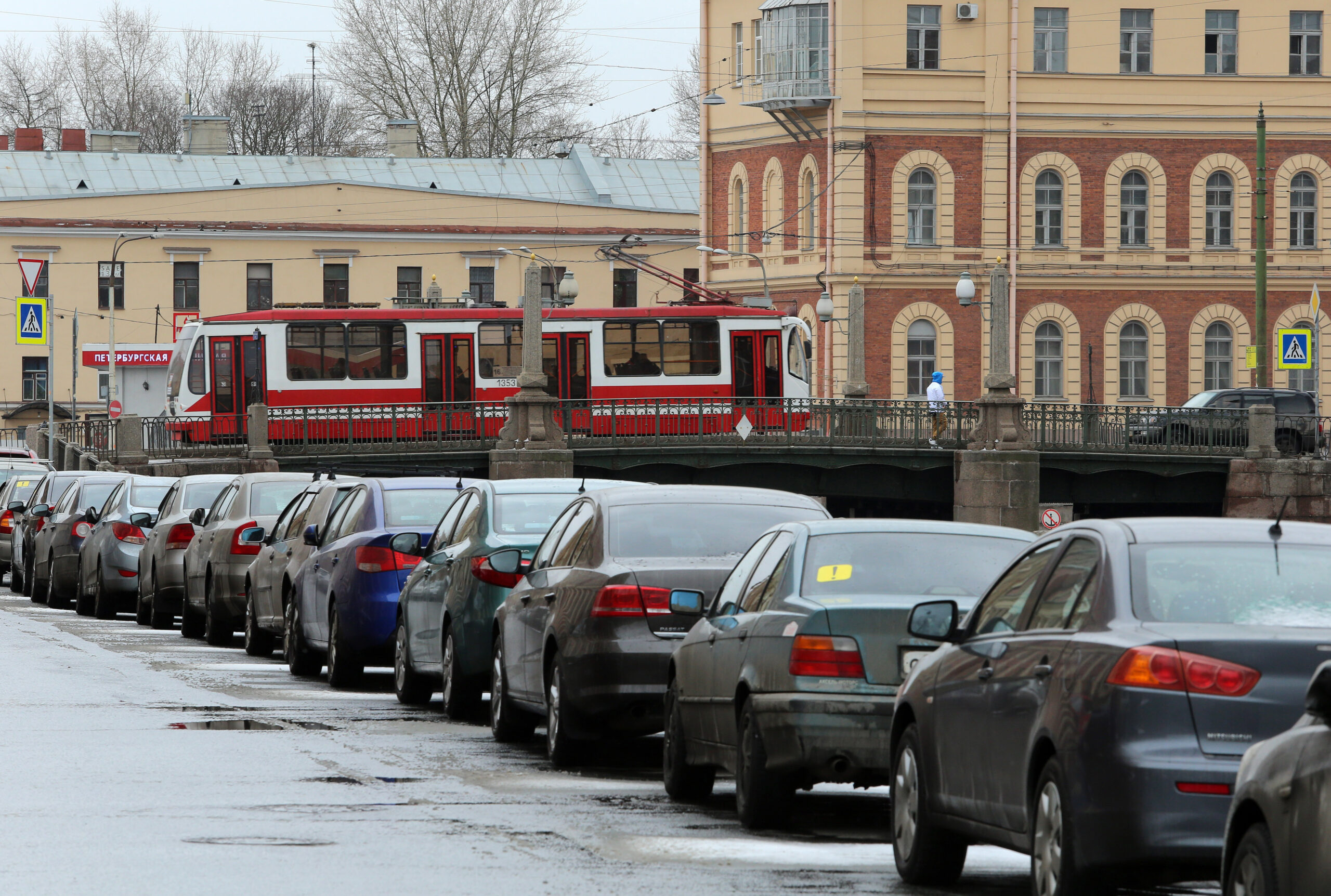 ЗакС займется решением проблемы запаркованности дворов в центре Петербурга