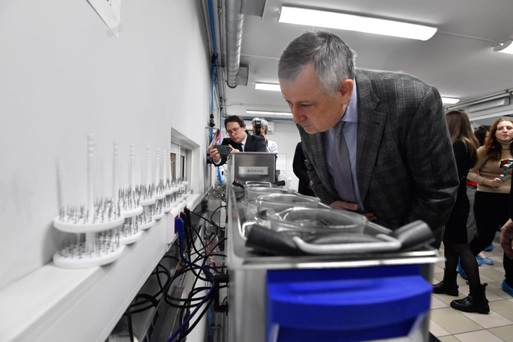 Александр Дрозденко посетил региональное предприятие по разработке имплантационных нужд в сфере стоматологии