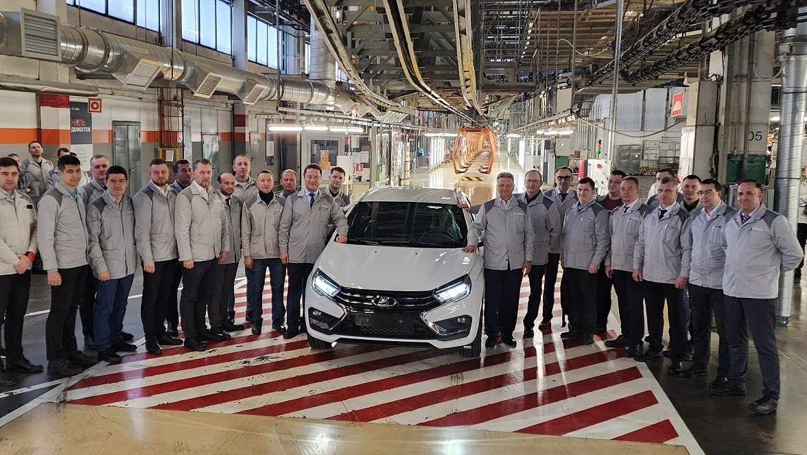 На ПМЭФ-2023 представили автомобиль Lada Aura для чиновников