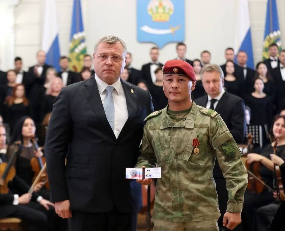 Астраханский губернатор вручил удостоверение мастера спорта участнику СВО 