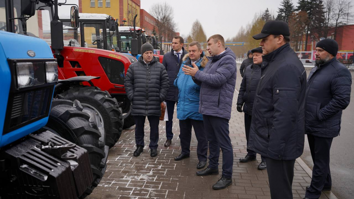 Петербург до конца года получит около тысячи тракторов марки «Беларус»