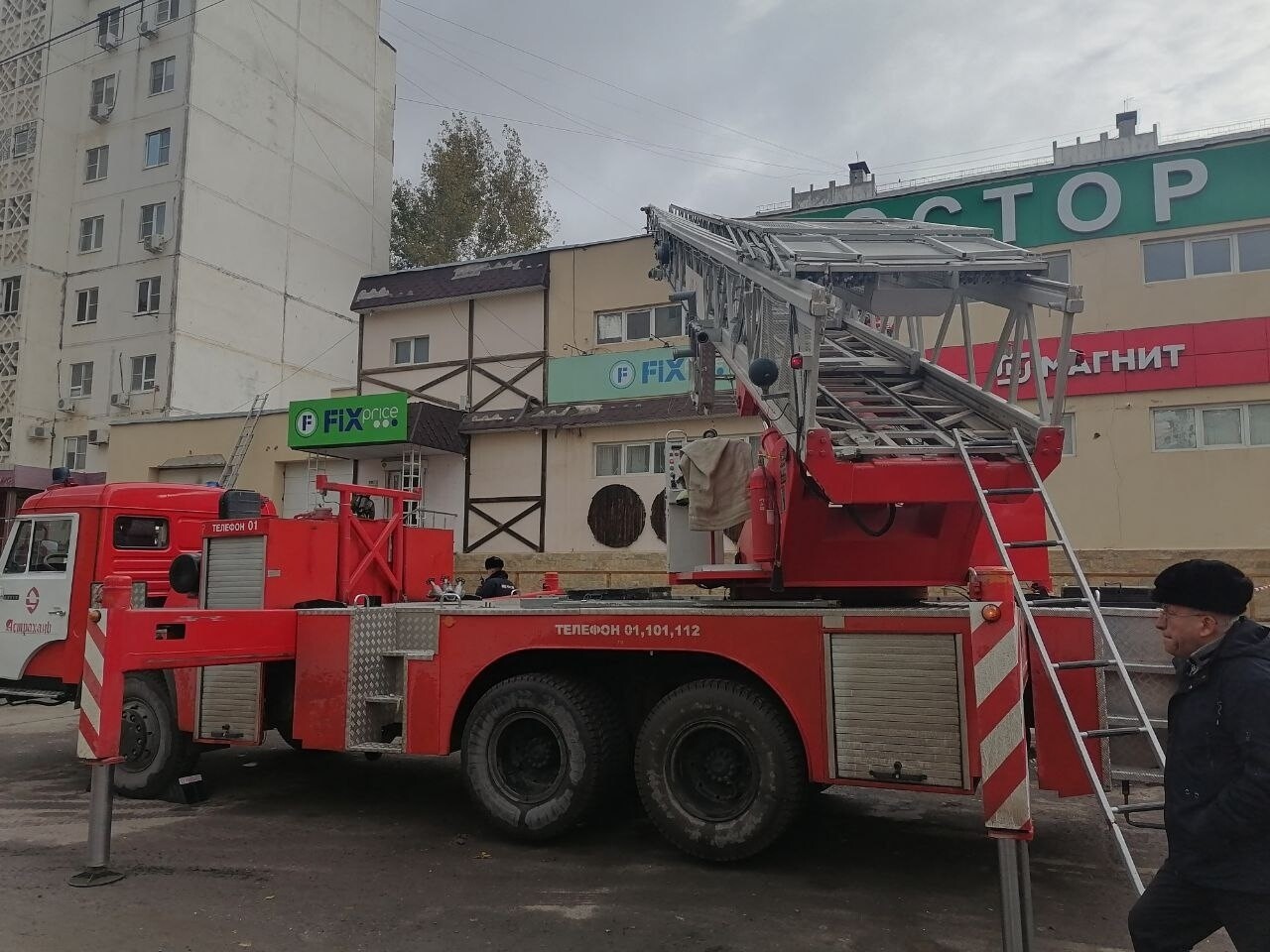 В Астрахани загорелся торговый центр «Простор»