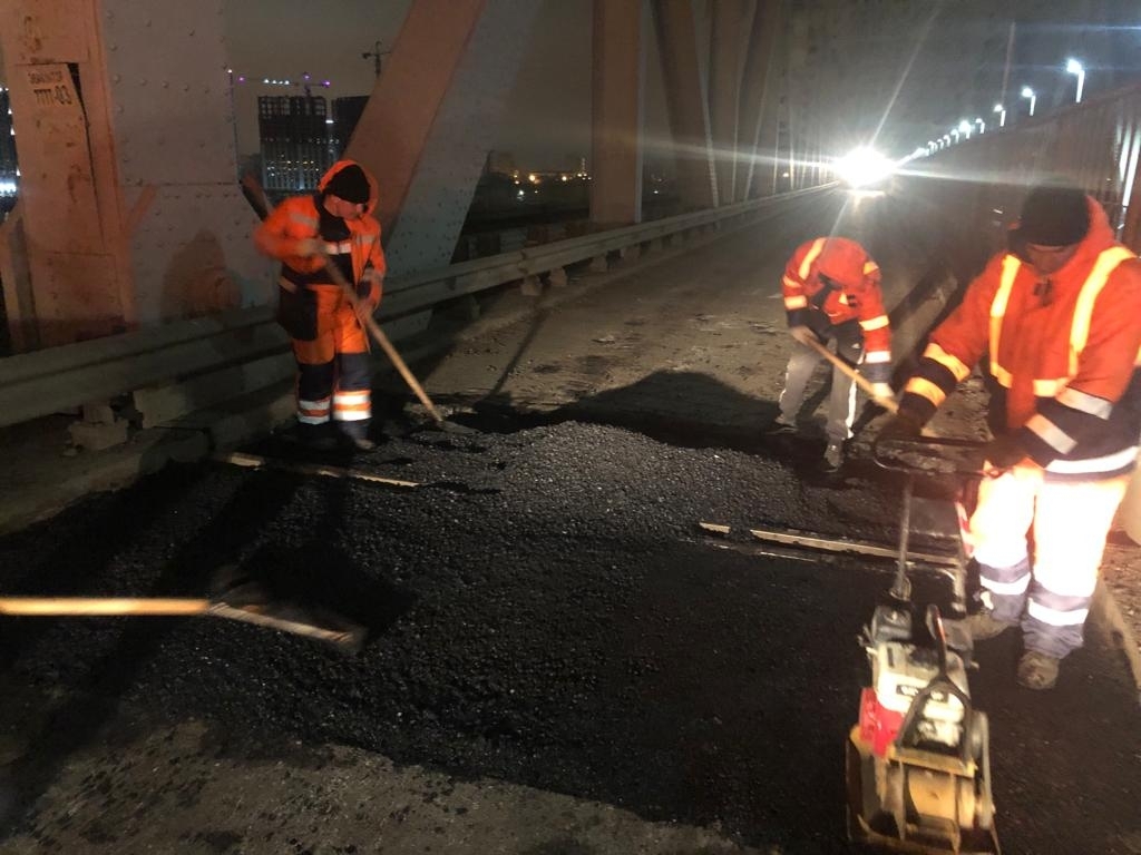 На Старом мосту в Астрахани провели ямочный ремонт 