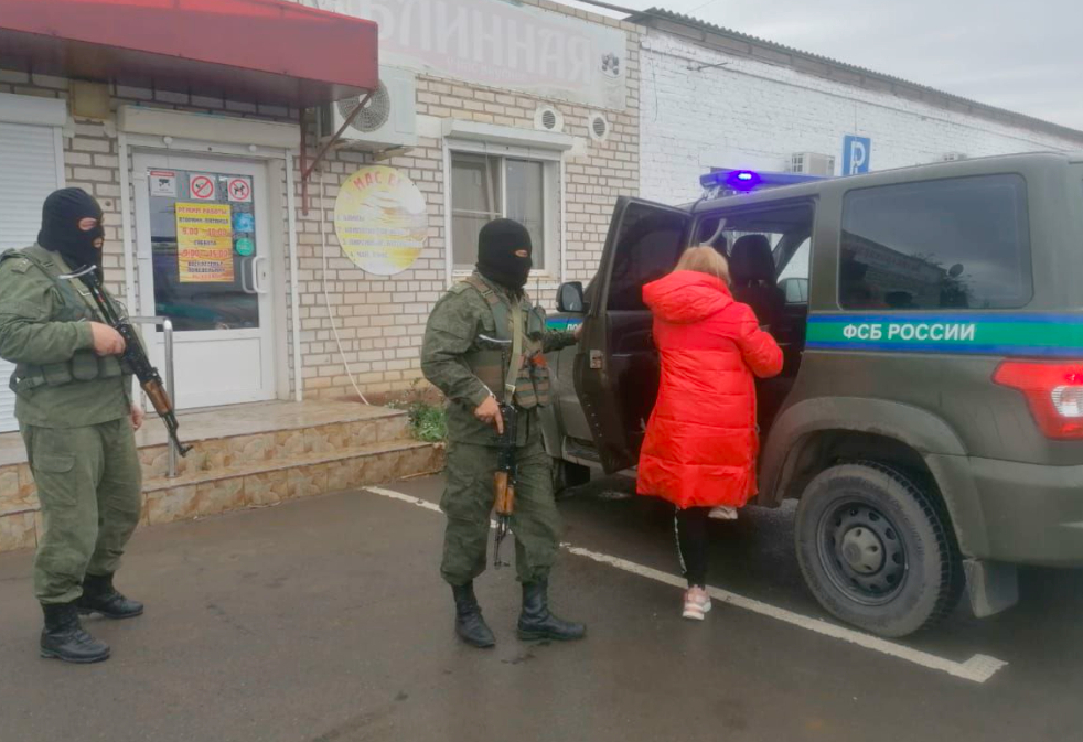 Астраханское УФСБ пресекло незаконную выдачу вида на жительство для мигрантов 