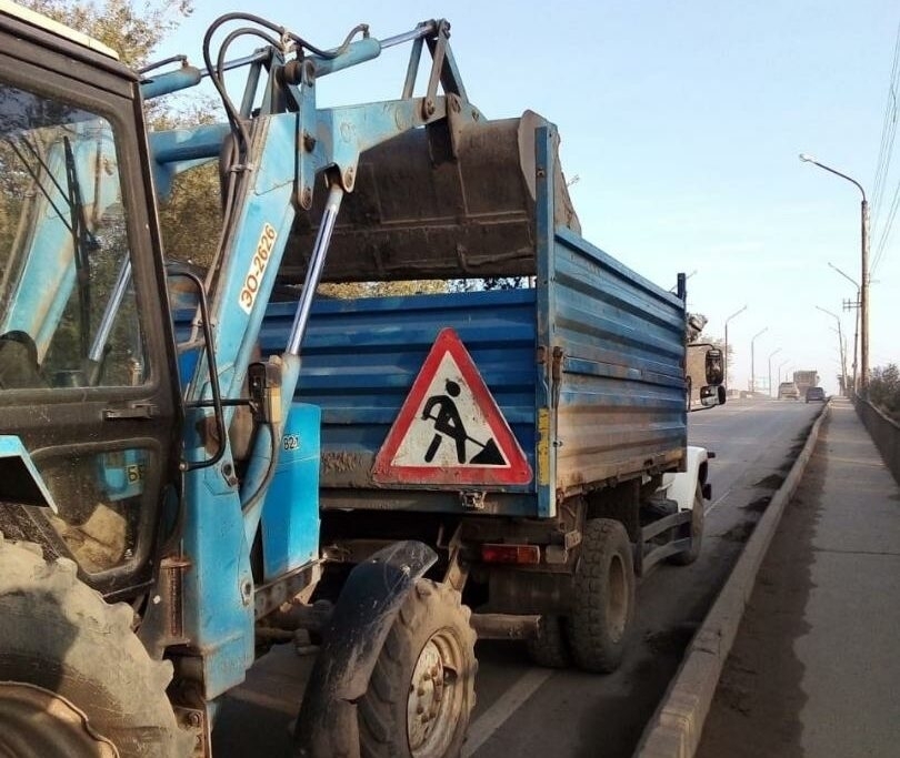 МУП «Мосты и каналы» вывезли с астраханских мостов около 20 тонн мусора 
