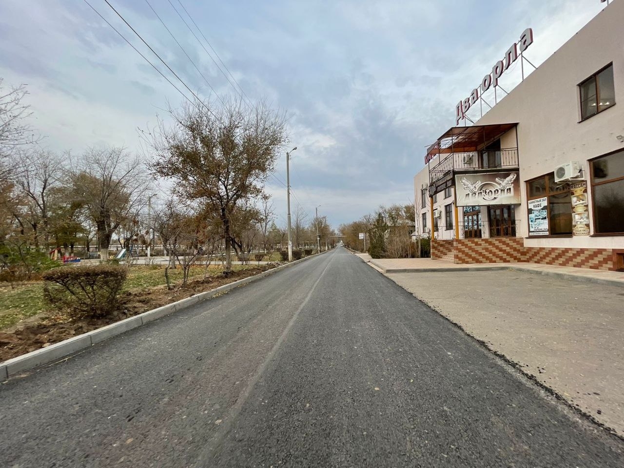 В Астрахани за улице Мосина завершают укладку асфальта 