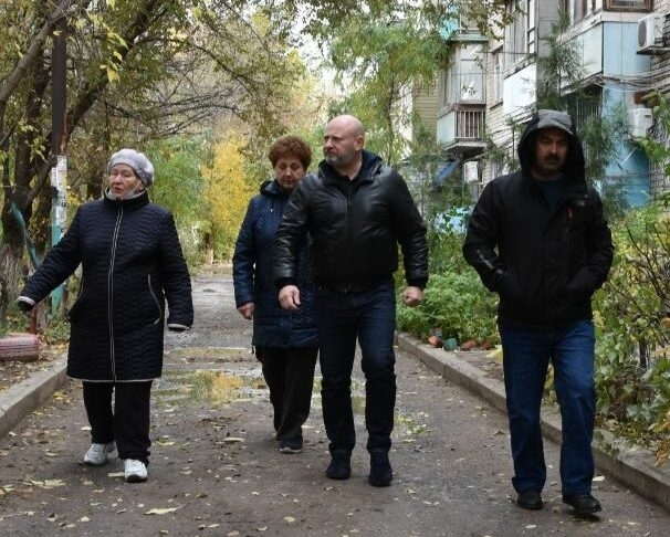 В Астрахани жители Ахшарумова пожаловались на бардак во дворе и плату за ОДН 