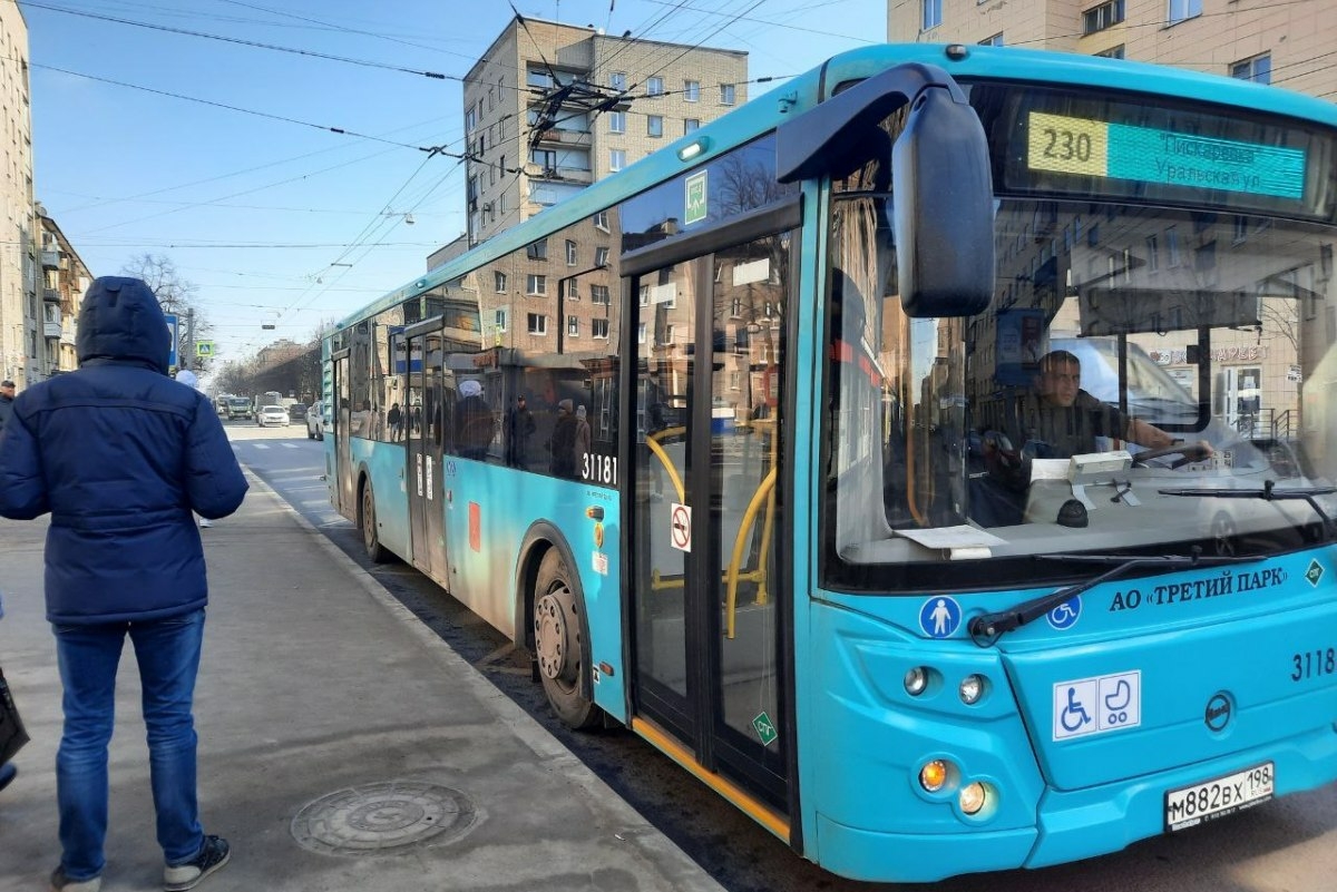 Машина ГАТИ влетела в лазурный автобус на Вознесенском в Петербурге