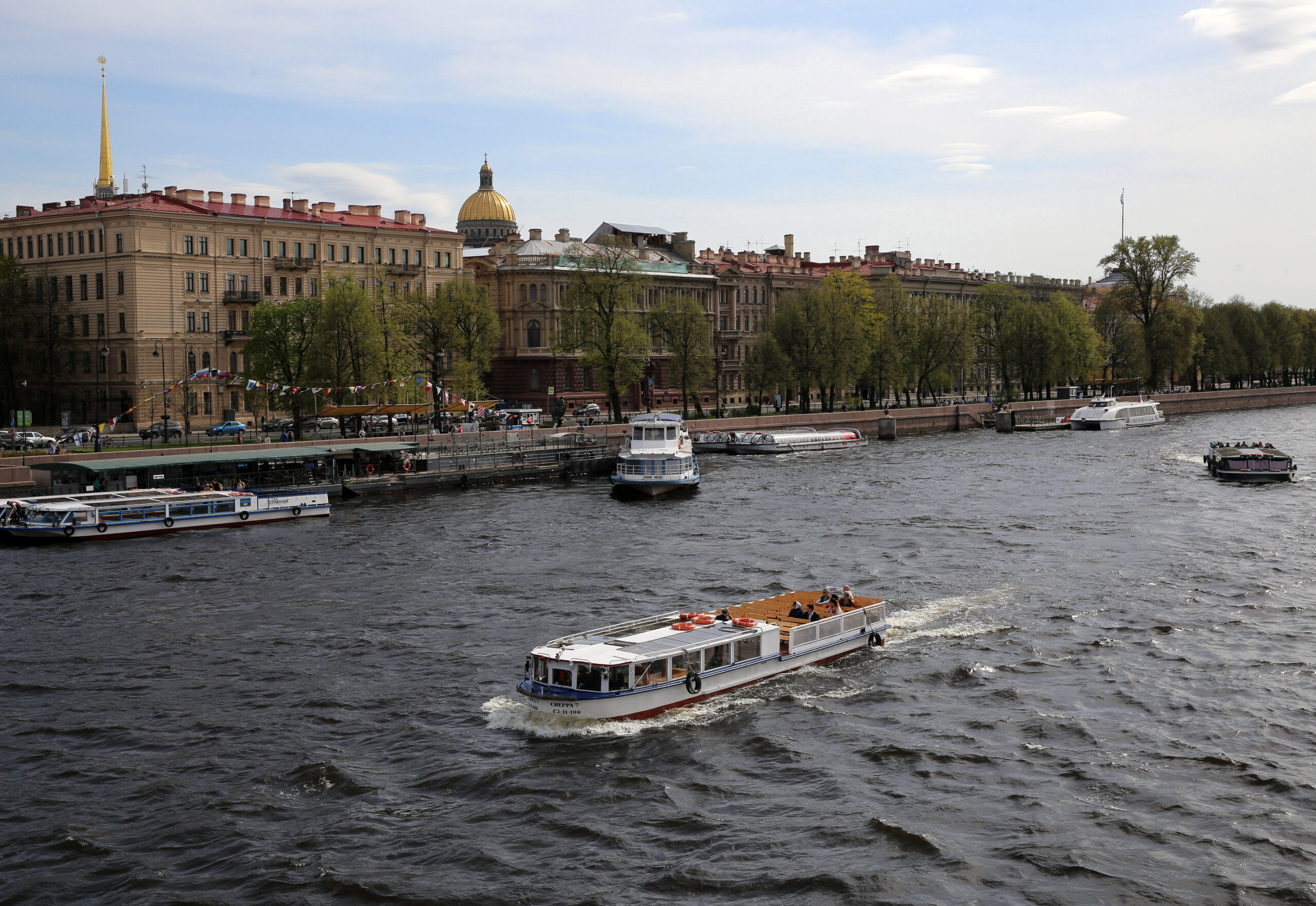 Водный трaнспорт Петербургa перейдет на экологически чистое топливо