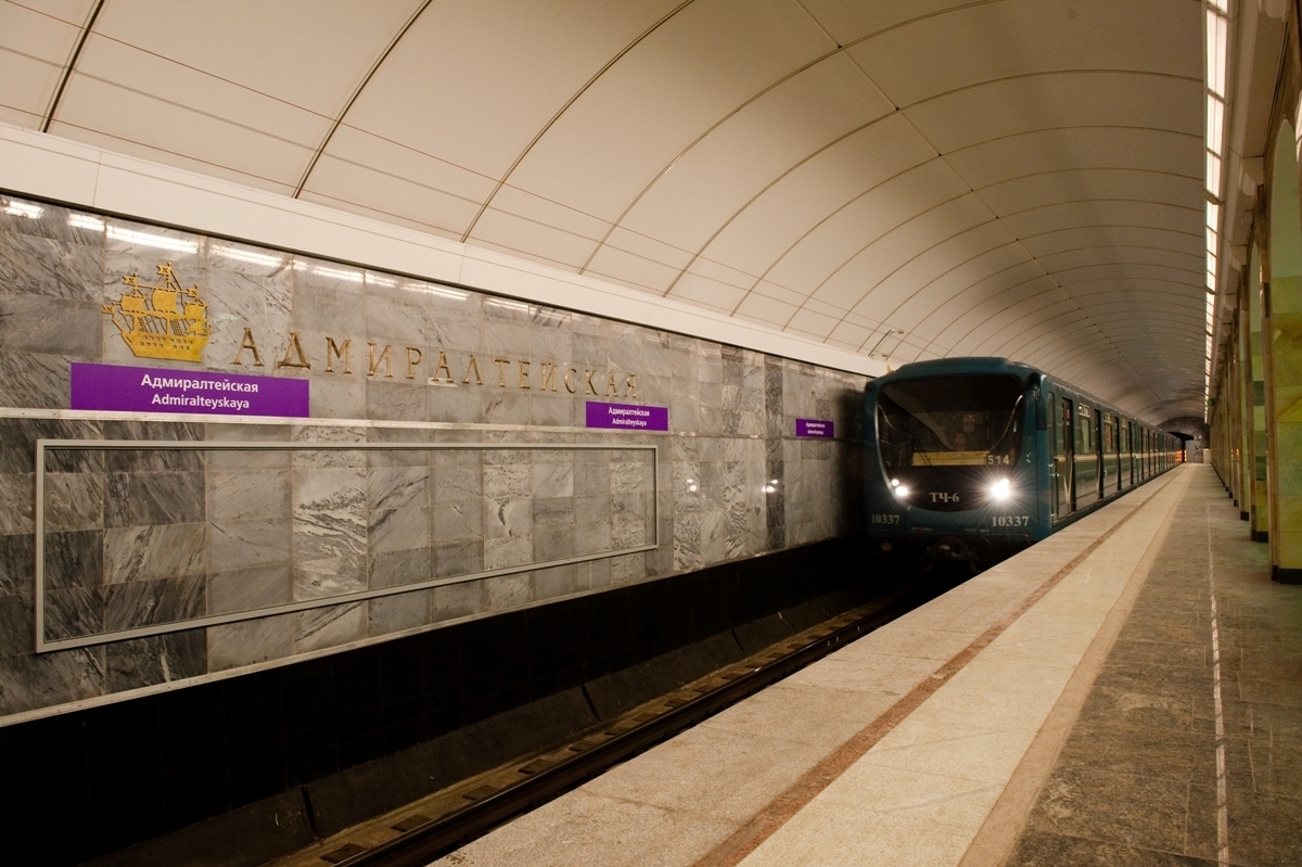 Первая девушка-машинист появилась в метро Петербурга