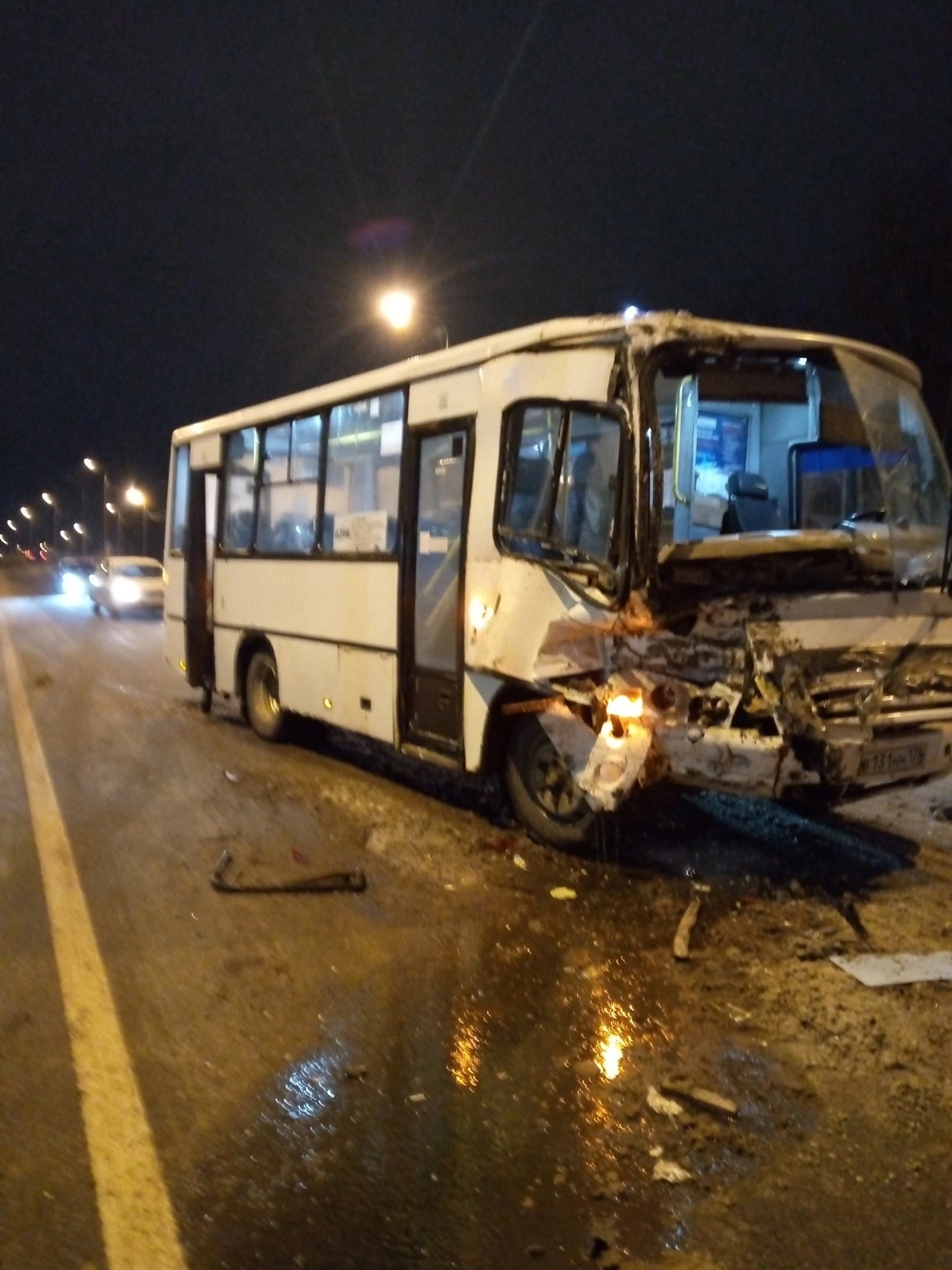 Пассажир областной маршрутки вылетел в окно недалеко от Петербурга