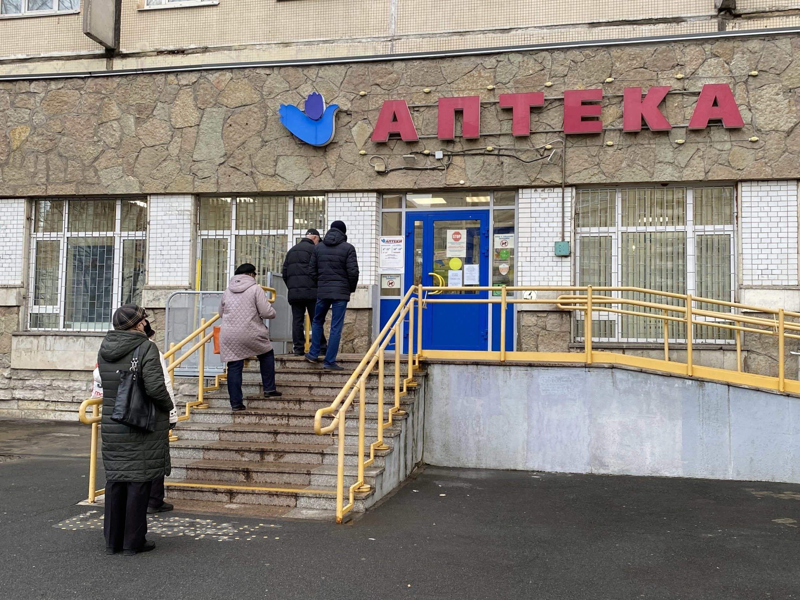 Петербуржцы смогут бронировать льготные лекарства в аптеке