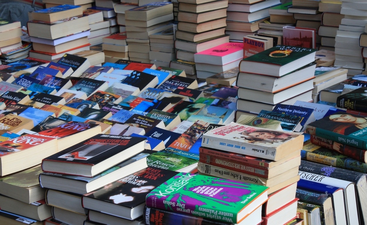 Петербургские книжные магазины срочно распродают книги иноагентов