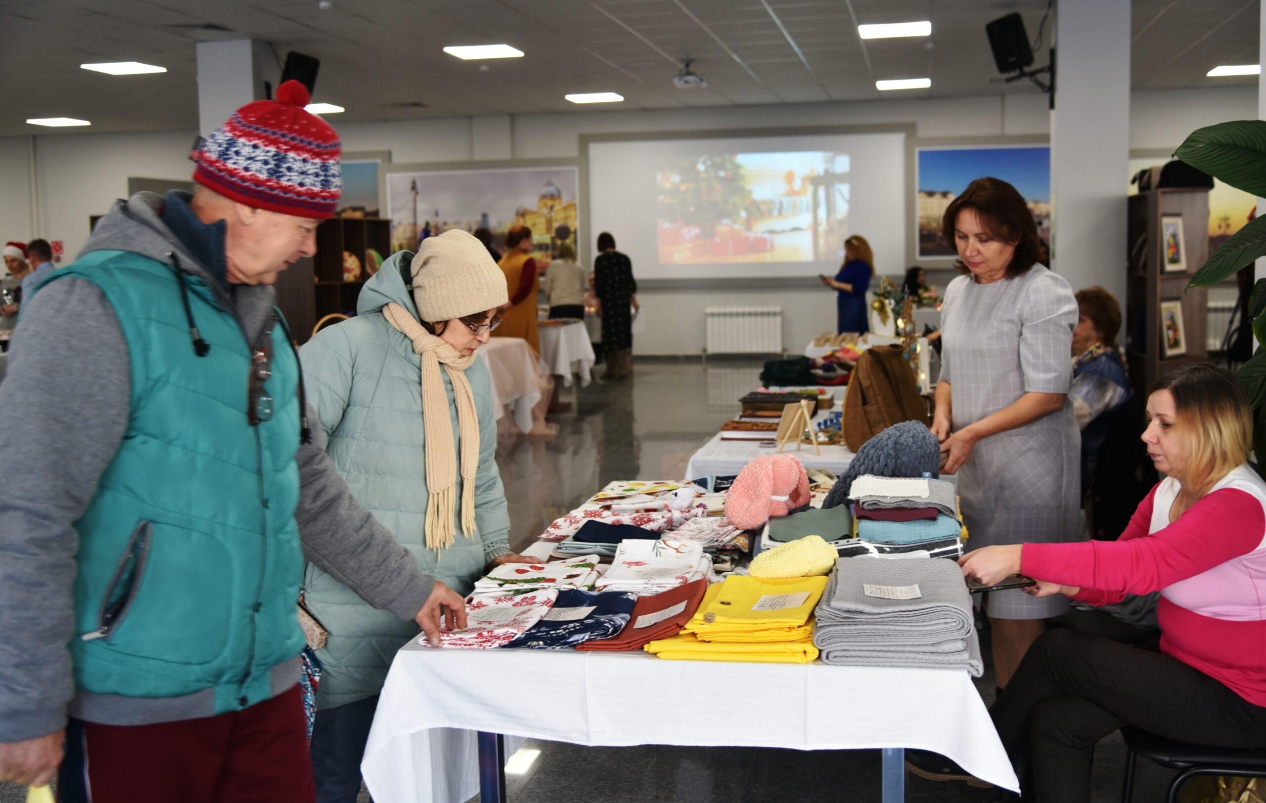 В Астрахани заработала новогодняя выставка-продажа