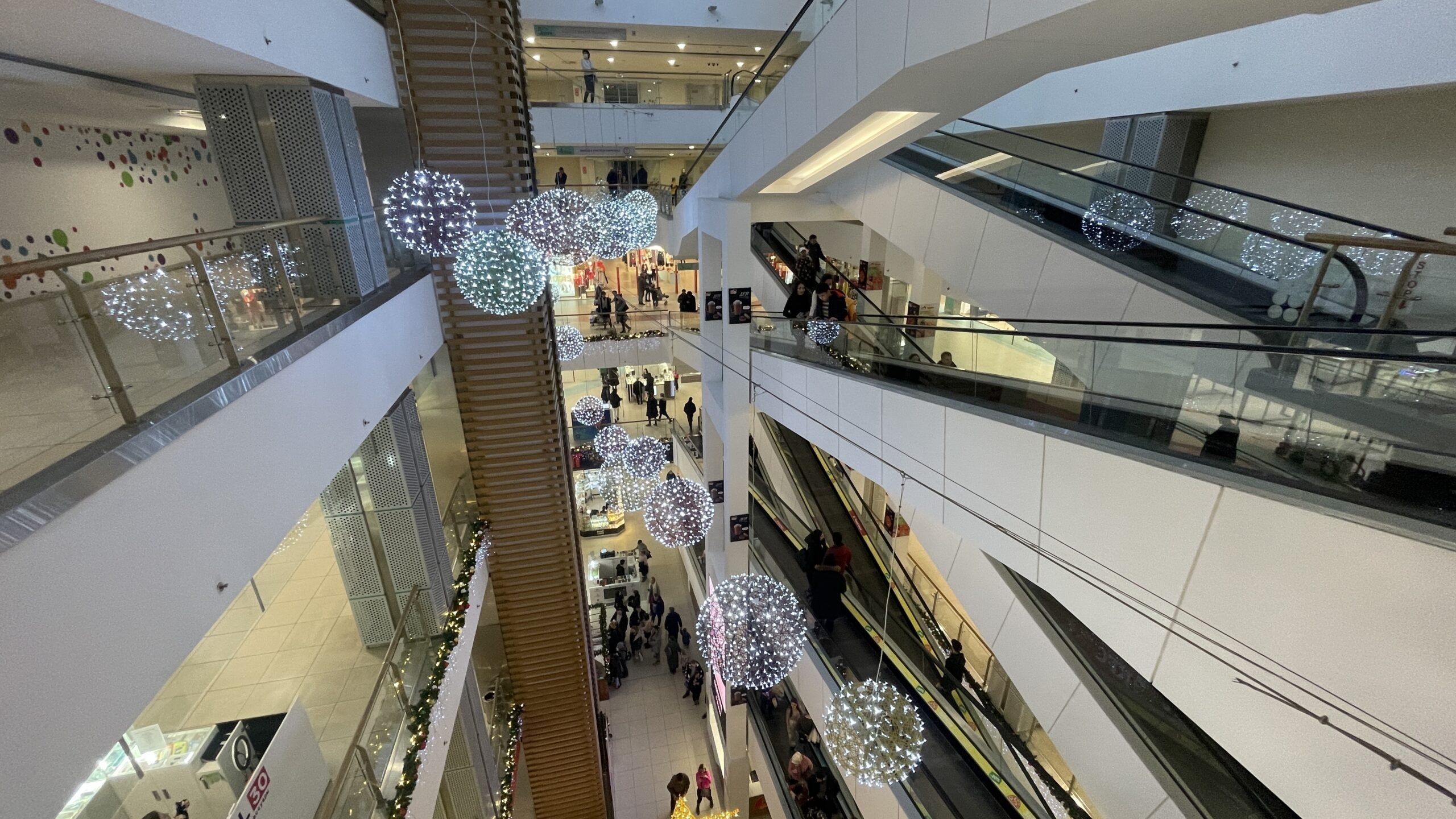 В торговых центрах Астрахани начался новогодний ажиотаж