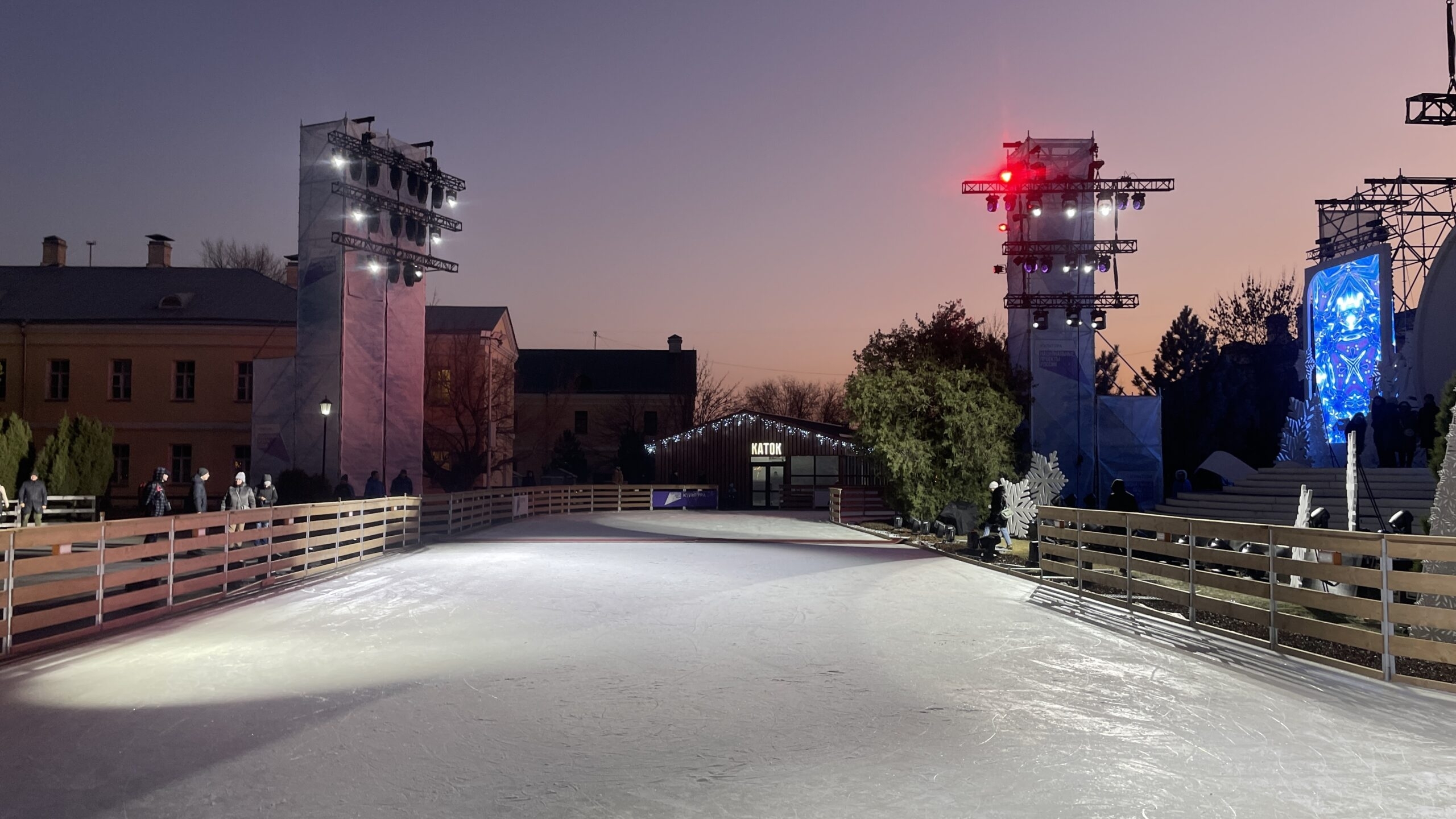 В Астрахани заработал открытый каток в Астраханском кремле