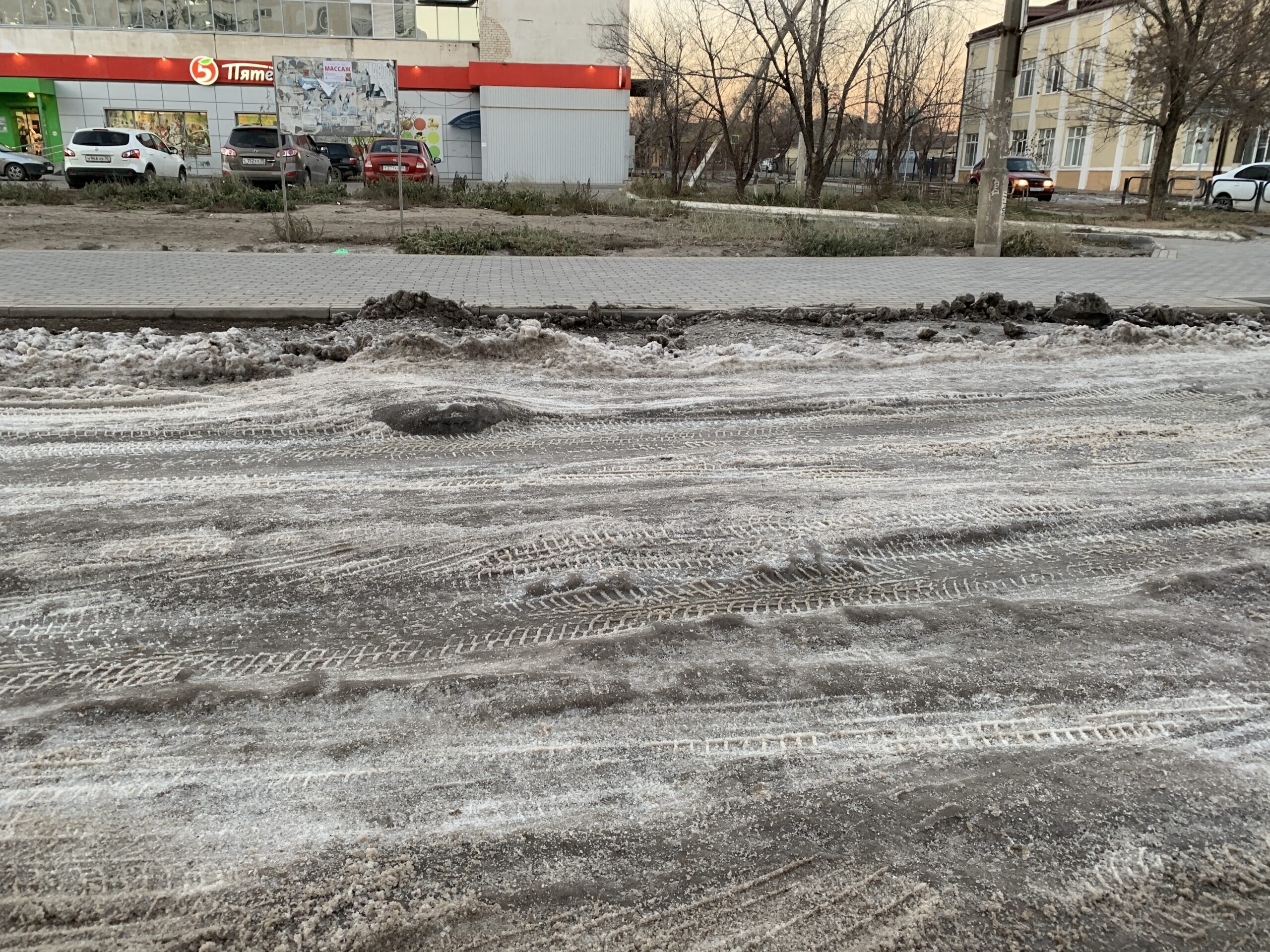 В Астрахани из-за бездействия коммунальных служб пострадал ребенок 