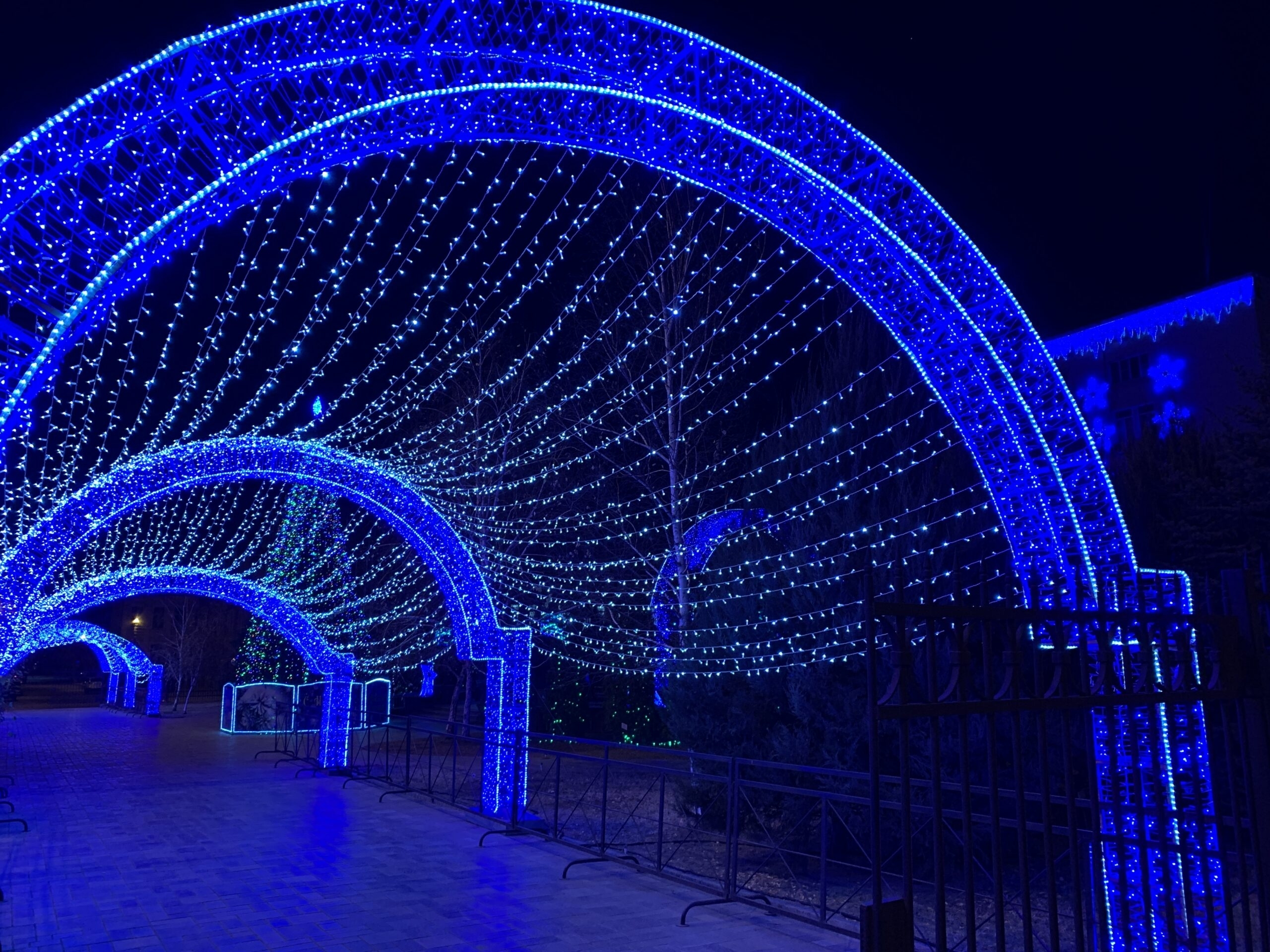 В Астрахани «Лукойл» и «Газпром» засияли по-новогоднему