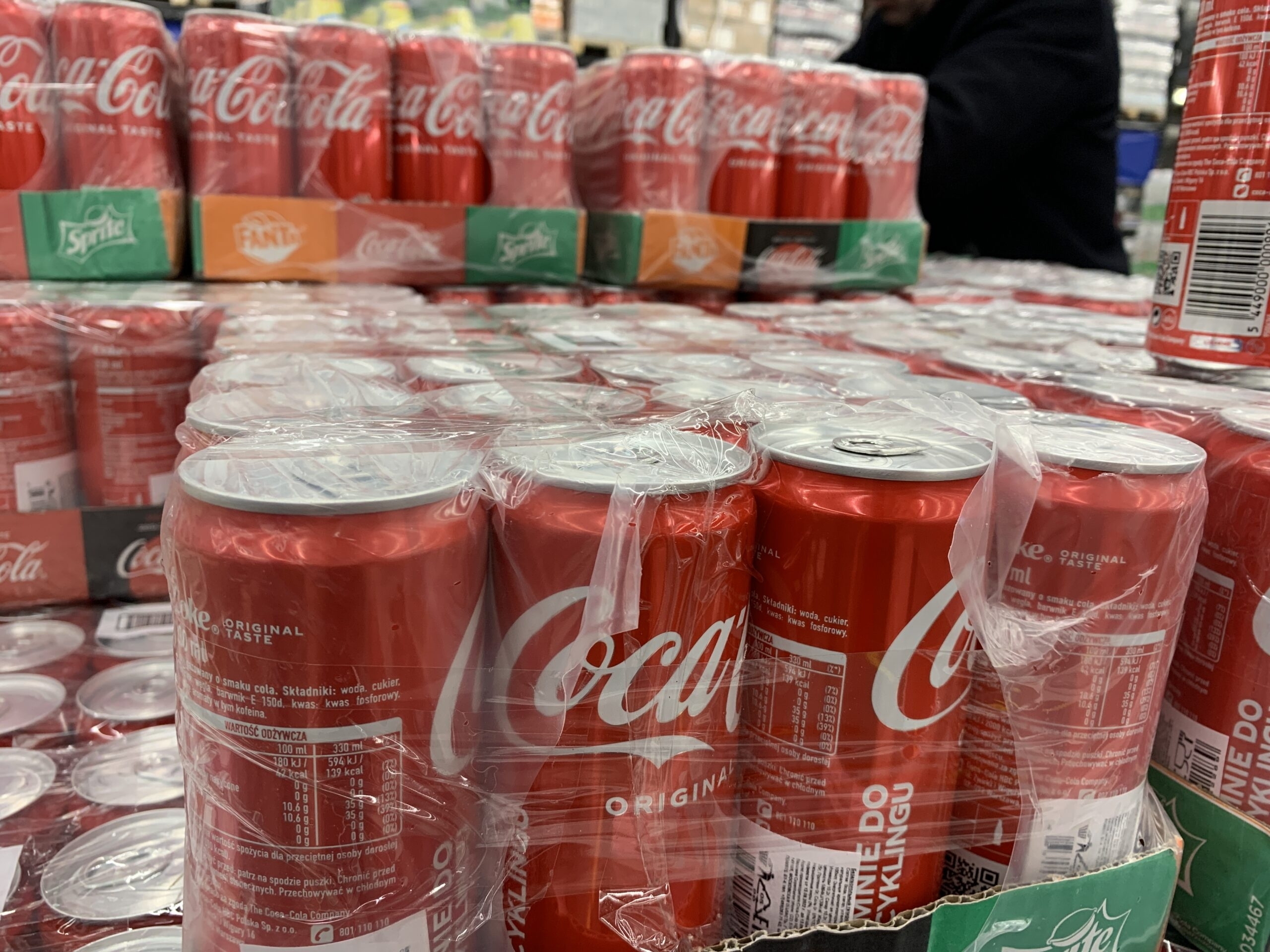 В Астрахань продолжают поставлять Coca-Cola из-за рубежа