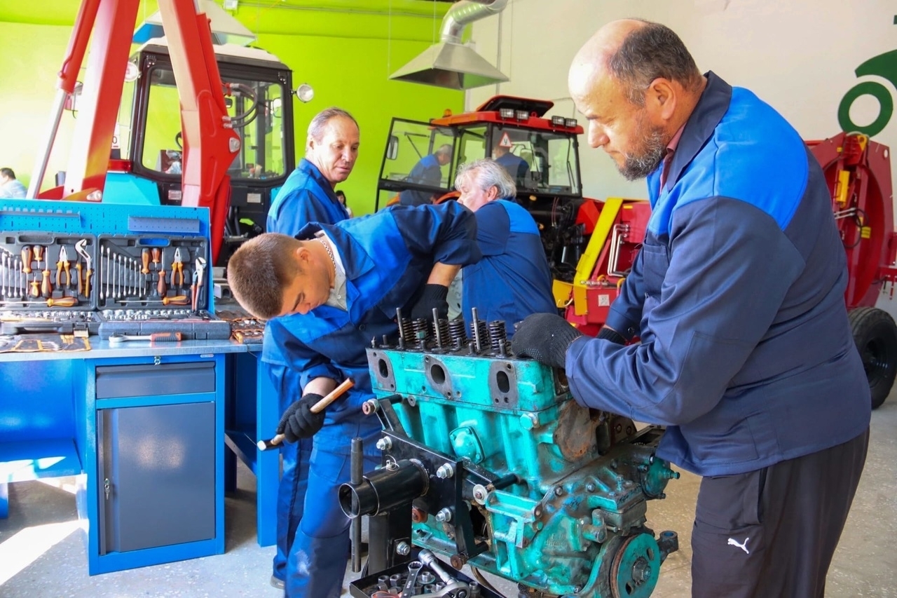 Астраханцы получили специальности трактористов благодаря нацпроекту 