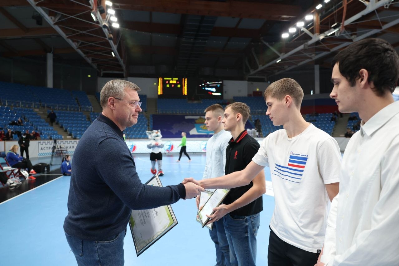 Губернатор Игорь Бабушкин вручил астраханским гандболистам сертификаты на губернаторские стипендии