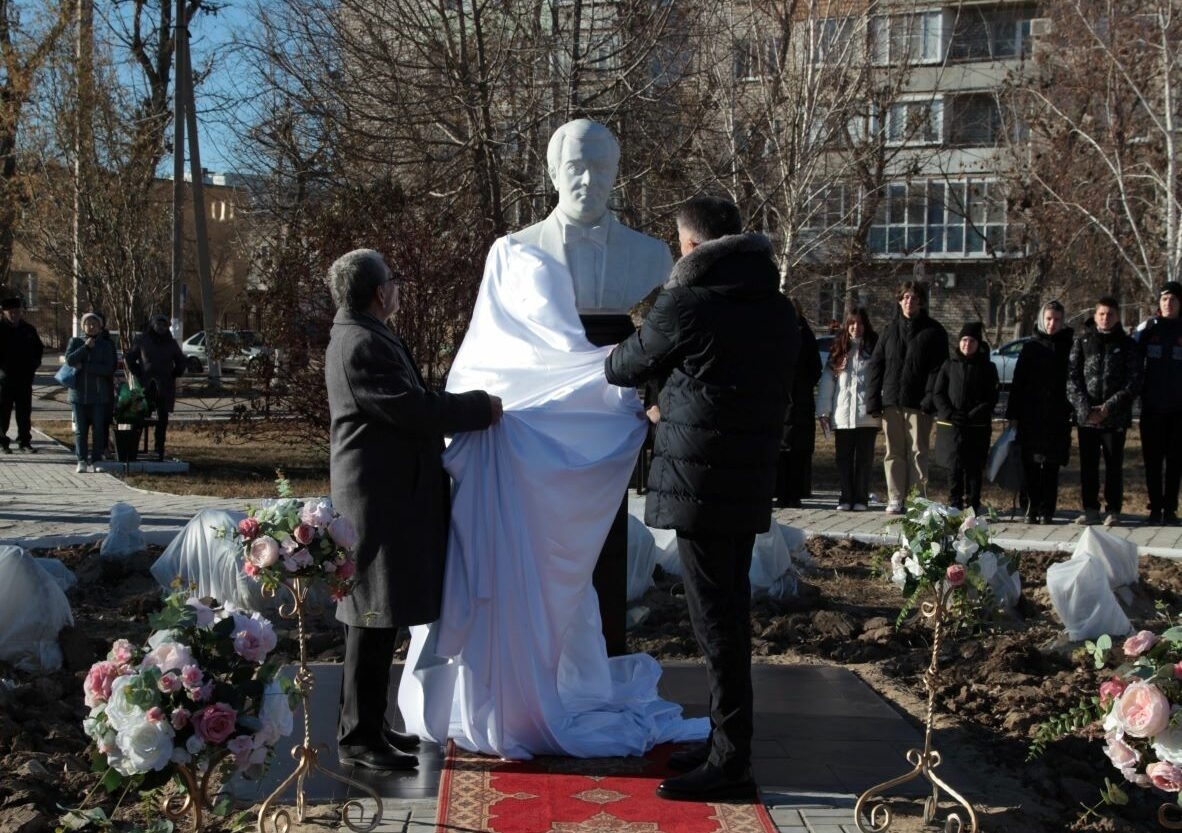 В Астраханской области появился бюст Муслима Магомаева 