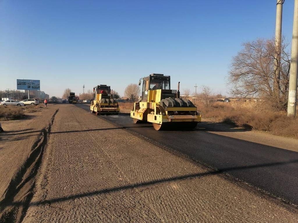 На Энергетической улице в Астрахани начали укладывать первый слой асфальта
