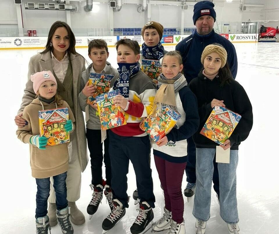 Акция «Елка желаний» подарила юным астраханцам мастер-класс по фигурному катанию и хоккею
