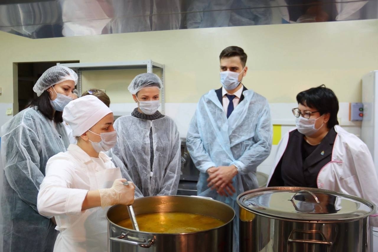 В астраханском детском саду №5 проверили качество питания 