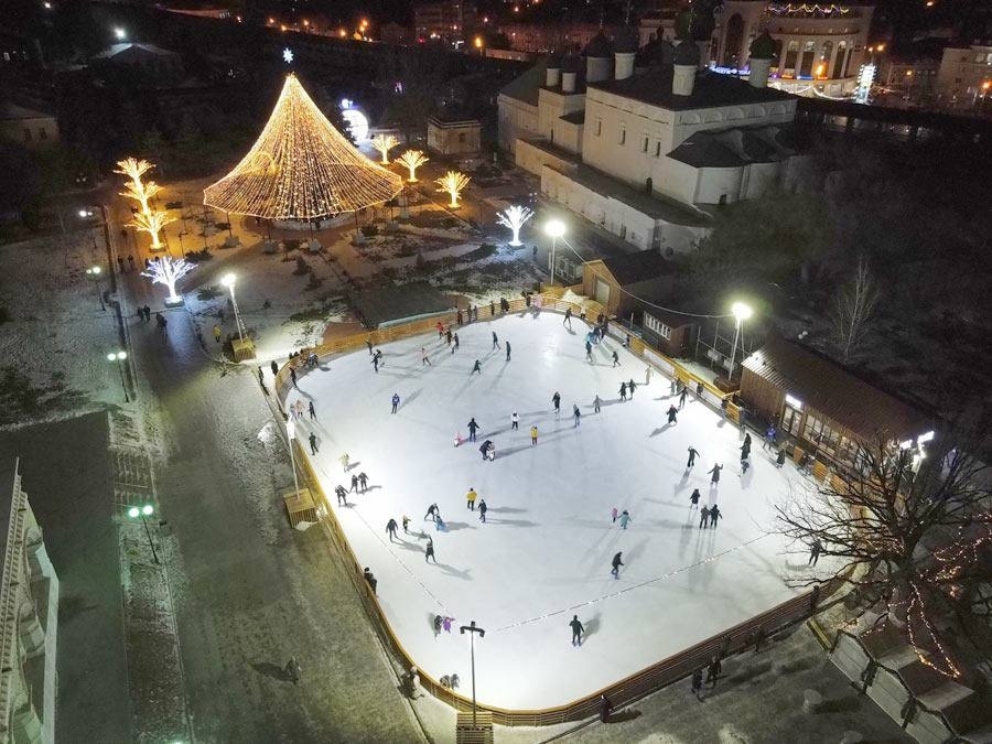 На катке в Астраханском кремле с понедельника стартуют новогодние спектакли