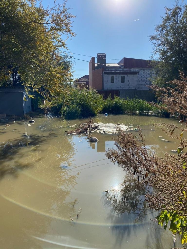 Власти Астрахани обязали привести порядок залитые нечистотами земли в Советском районе 