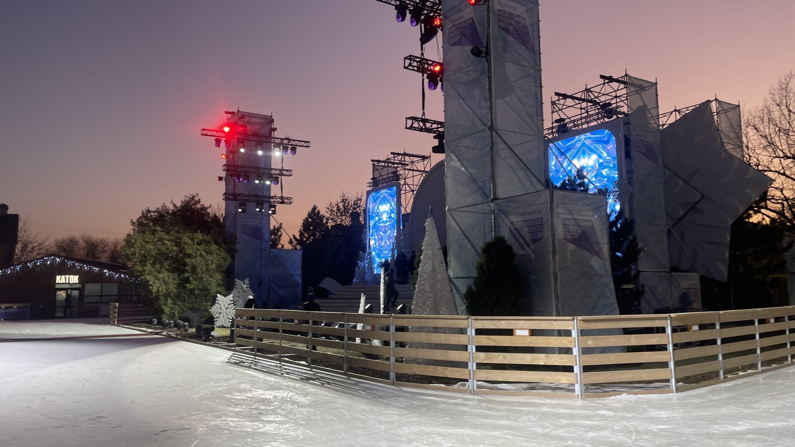 Свыше 17 тысяч астраханцев посетили ледовую площадку в Кремле 