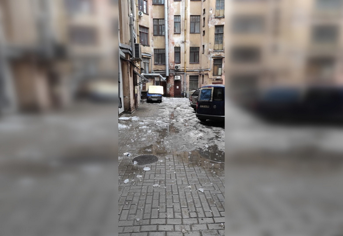Коммунальщики Петербурга занялись уничтожением автомобилей жителей города