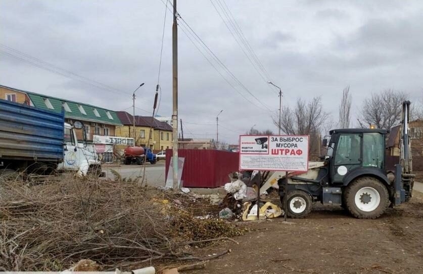 В Астрахани за праздники сломали одну из елок и подожгли семь контейнеров 