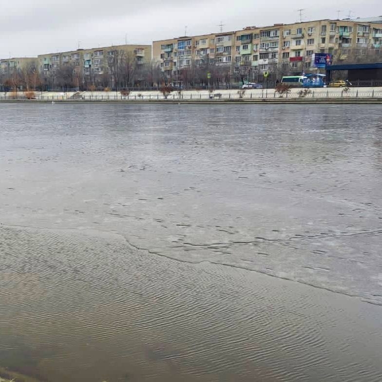 Губернатор предупредил о критично низкой толщине льда в Астрахани 