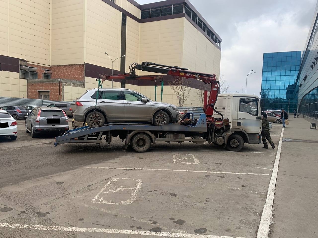 В Астрахани 19 автолюбителей незаконно припарковались на местах для инвалидов 