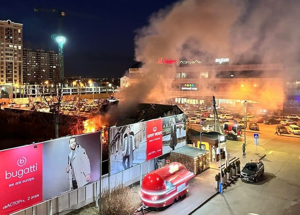 В Астрахани в районе ТЦ «Васторг» загорелось здание