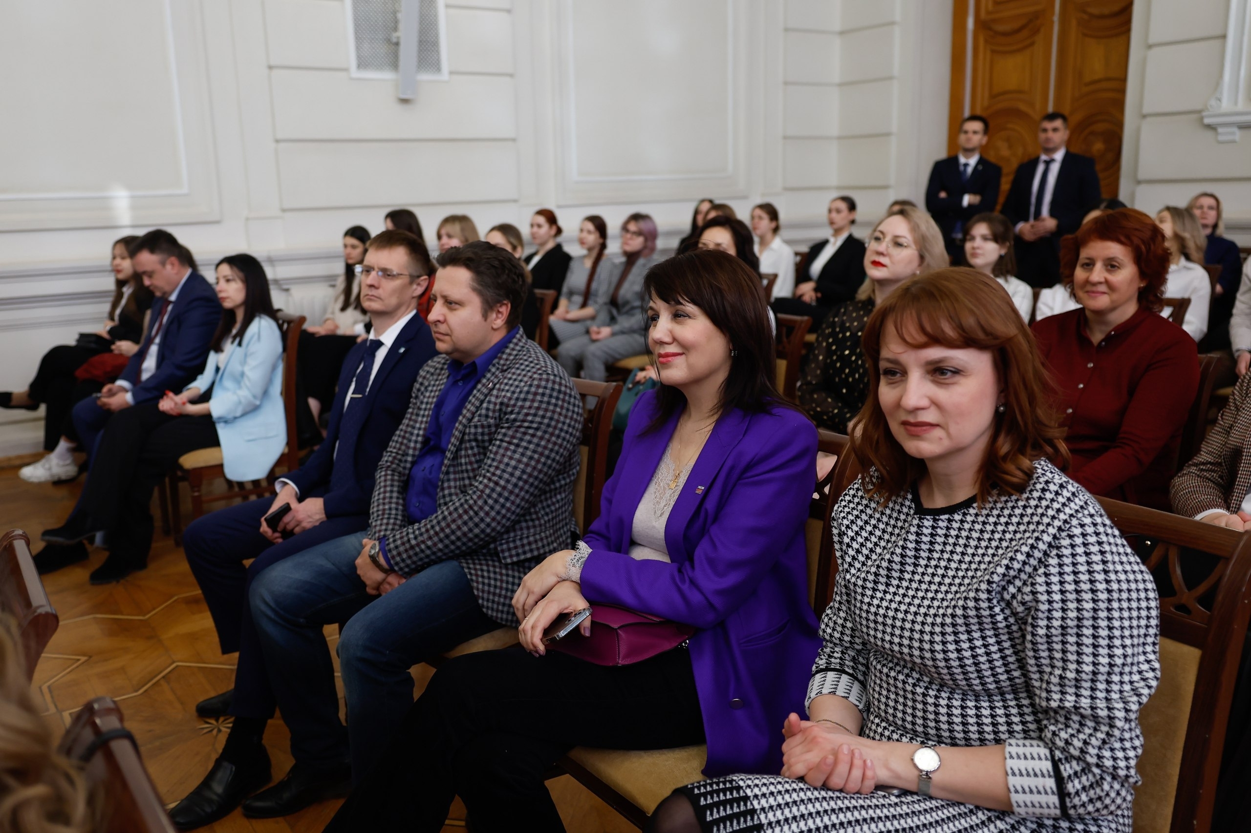 В Астрахани губернатор поздравил журналистов с Днем российской печати